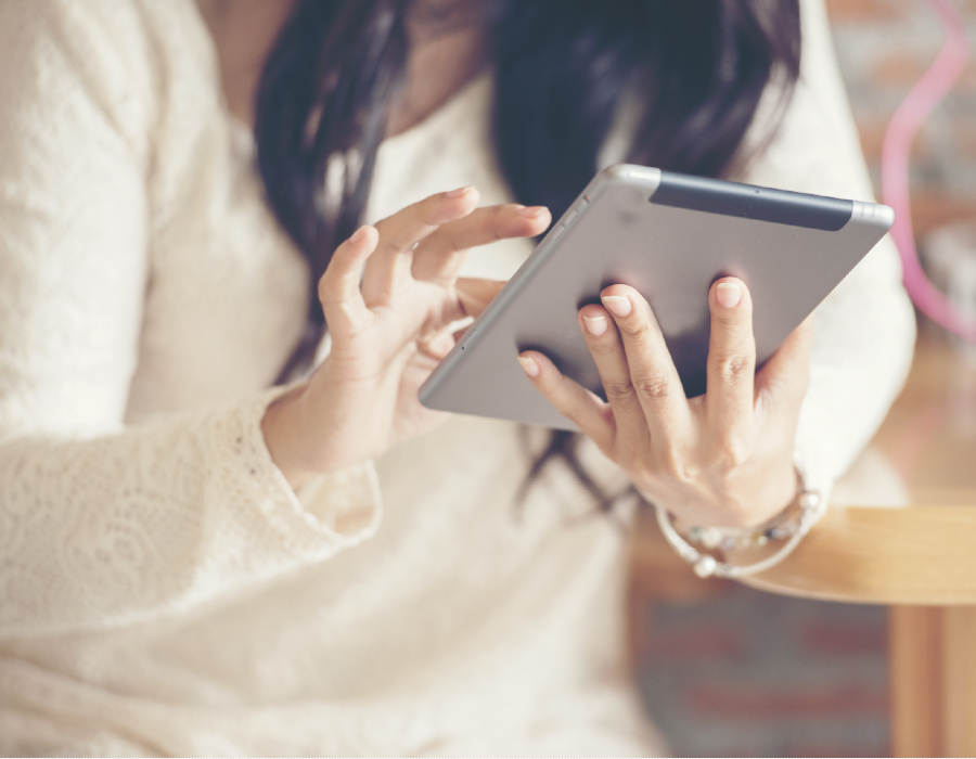 Kvinde sidder med tablet