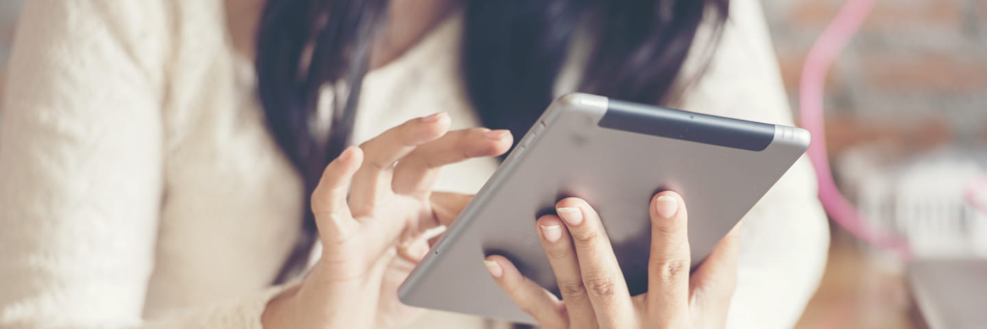 Kvinde sidder med tablet