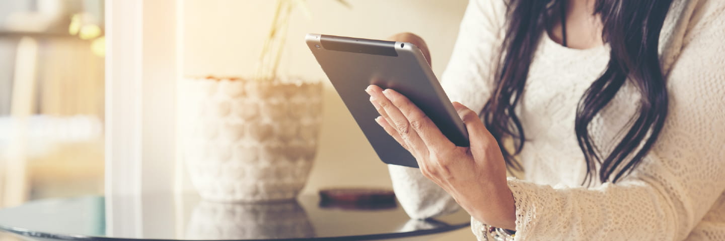 Kvinde sidder med tablet